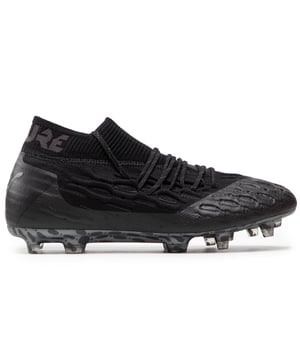 Puma Future 5.1 NetFit FG AG 105755 01 en un color azul intenso es un modelo de calzado deportivo diseñado especialmente para los fanáticos del fútbol que entrenan a un nivel intermedio. Trabajarán en lanzamientos cubiertos con superficies naturales y artificiales.

Las superiores están hechas de materiales sintéticos modernos, gracias a los cuales son resistentes a varios tipos de daño mecánico y, al mismo tiempo, drenan perfectamente el exceso de humedad. El único sistema de cordones NetFit ayuda a ajustar el zapato a la forma del pie.