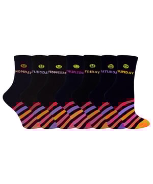 Mit diesen bunten 7-Tage-Wochensocken wird das Sockenkoppeln einfacher! Diese Socken sind perfekt für die Schule oder die Freizeit geeignet und werden in einem 7er-Pack geliefert, damit Ihr Kind für jeden Tag der Woche eine Socke hat! Sie fühlen sich weich an und sind somit ein bequemes Paar Socken für Ihre Kinder! Ob Ihr Kind draußen oder drinnen spielt, seine Füße werden sich in diesen superwarmen Socken wohlfühlen! Auf diesen kuscheligen Socken sind die Tage der Woche über die Zehen und das Bein gewebt. Bringen Sie einen Farbtupfer in die Sockenkollektion Ihres Kindes mit diesen farbenfrohen Zehen- und Fersenpartien! Sie sind in den Farben Blau und Rosa erhältlich. Diese Socken sind in den Größen 9-12 Kinder und 12-3 erhältlich.