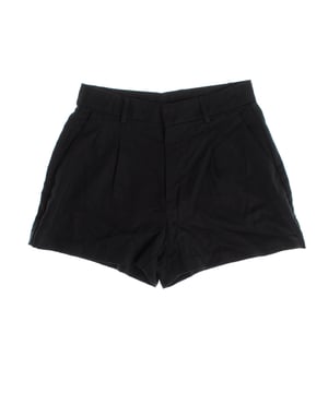 Diseñado para ofrecer elegancia y funcionalidad, el pantalón corto de mujer presenta un corte de tiro alto que estiliza la figura. 

Los pliegues frontales añaden un toque estructurado y sofisticado. 

Con prácticos bolsillos laterales y bolsillos de ribete en la parte trasera, combina estilo y utilidad. 

El cierre frontal  es de cremallera y gancho doble, lo que asegura un ajuste firme y discreto

Confeccionado en un tejido suave y ligero, resulta ideal tanto para un look casual como para ocasiones más formales.
 Composición: 95% Lyocell, 5% Nylon
 Cuidados:
Presenta un cierre frontal con un botón y cremallera, mientras que las tallas de 4 a 8 cuentan con un práctico cierre de gancho oculto debajo del botón decorativo y además, incluye una banda elástica ajustable en el interior, lo que permite un ajuste perf