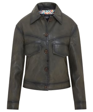 Deze Infinity Women's Harrington Biker Leather Jacket is een stijlvolle en veelzijdige toevoeging aan je garderobe. Gemaakt van hoogwaardig leer, biedt het een klassiek Harrington-silhouet met een vleugje biker-edge. Belangrijkste kenmerken: Zacht leer: zorgt voor comfort en duurzaamheid. Harrington-stijl: heeft een kraag, knoopsluiting en schuine zakken. Biker Edge: de licht cropped pasvorm en subtiele details geven het een moderne twist. Veelzijdig: kan formeel of informeel worden gekleed voor verschillende gelegenheden. Stijlvol en tijdloos: het klassieke ontwerp en hoogwaardige leer maken het een tijdloos investeringsstuk. Zakken: heeft 2 klepzakken aan de voorkant en 2 schuine zijzakken met drukknoopsluitingen en 1 binnenzak. Deze jas is perfect voor degenen die een stijlvolle en functionele leren jas willen die het hele jaar door gedragen kan worden.