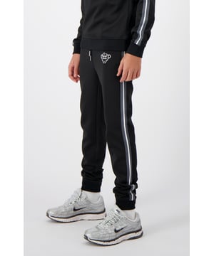 100 % poliéster Ajuste regular Cintura elástica con cordón Dos bolsillos delanteros Rayas deportivas en el lateral Se puede combinar con JR. TAPED ANORAK TRACKTOP