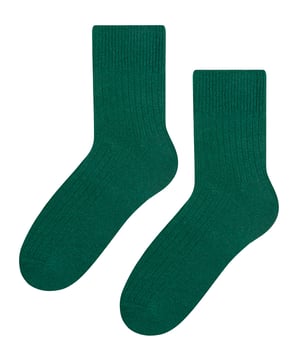 Los dedos de los pies fríos son cosa del pasado. Ahora puedes disfrutar de la calidez y la comodidad de los calcetines de lana sin renunciar al estilo. Nuestros calcetines gruesos de lana para hombre son suaves, delicados y perfectos para llevar a diario. Los calcetines tienen un lujoso hilo de alta calidad que está hecho de un 72% de fibras de lana. Esto garantiza que sus pies permanecerán calientes y secos durante todo el día. Además, los calcetines se pueden lavar a máquina, por lo que son ideales para un estilo de vida ajetreado. Los calcetines están disponibles en seis colores diferentes, así que hay para todos los gustos. Son los siguientes: Negro, Azul marino, Beige, Gris, Verde y Carbón. Tanto si prefieres un verde lujoso como un negro clásico, tenemos algo que se adapta a tu estilo. Estos calcetines son ideales para los meses de otoño e invierno. Son perfectos para llevar con tus botas o zapatos favoritos en un día frío en el centro de la ciudad o incluso para salir a explorar con un poco de senderismo y trekking. Estos calcetines para hombre están disponibles en 2 tallas: 7-9 UK (40-43 EUR, 8-10 US) y 10-13 (44-46 EUR, 11-14 US) y están hechos de 72% lana, 26% poliamida, 2% elastano. Hay 6 colores para elegir y son totalmente lavables a máquina.