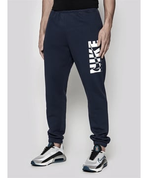 Die Nike Sportswear-Jogginghose macht aus dem Aufwärmtrikot ein alltagstaugliches Kleidungsstück. Die weiche Fleece-Konstruktion mit gebürstetem Rücken zeigt Grafiken am Bein. Die Dual-Print-Technik sorgt für abwechslungsreiche Textur und einen gehobenen Look. Die kontrastierenden Farben des Drucks sorgen für ein subtiles Zusammenspiel von Textur und Farbe. Der warme Fleece-Stoff ist gebürstet, was für zusätzlichen Loft und Weichheit sorgt. Der elastische, verdeckte Kordelzug in der Taille und die Selbstbündchen an der Jogginghose sorgen für ein bequemes Tragegefühl, das man sofort anziehen kann.