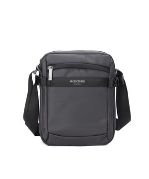Bolso bandolera unisex. El cierre es con cremallera. Los bolsillos internos son uno abierto. Los bolsillos externos son uno delantero con cremallera y otro trasero con cremallera. La bandolera es ajustable en tela. Falta el mango. Hay un compartimento interno. El material exterior es poliéster. Internamente está forrado en poliéster. Medidas: 21x6x26 cm. Producto de moda