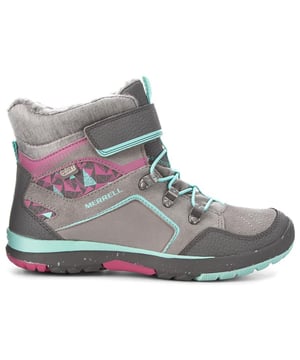Mantenga los pies de sus pequeños exploradores cálidos y secos durante las aventuras de invierno con las botas grises de niños impermeables Moab Polar de Merrell ML-G. Estas botas resistentes y confiables están diseñadas para enfrentar condiciones frías y húmedas, asegurando que sus hijos puedan disfrutar de un juego al aire libre sin preocuparse.

Características clave:

Tecnología de impermeable polar: las botas Polar Moab ML-G cuentan con una membrana impermeable que mantiene fuera el agua y la humedad, lo que permite a sus hijos jugar en condiciones húmedas y nevadas sin mojarse los pies.

Aislado para el calor: estas botas vienen con aislamiento para mantener los pies calientes durante los días fríos y las escapadas de invierno. El aislamiento proporciona una excelente retención de calor para proteger a su hijo del frío.

Materiales duraderos: Merrell es conocido por su artesanía de alta calidad, y estas botas están construidas para resistir los rigores del juego activo y las aventuras al aire libre.

Ajuste cómodo: las botas ofrecen un ajuste cómodo, gracias al sistema de cierre de cordones que le permite ajustar el ajuste para adaptarse a la forma del pie de su hijo.

Suella exterior de alta tracción: las botas están equipadas con una suela de goma de alta tracción que proporciona un excelente agarre en varias superficies, ayudando a prevenir resbalones y caídas durante las actividades al aire libre.

Colorway gris: el color gris de las botas ofrece un aspecto versátil y neutral que combina bien con una variedad de atuendos de invierno y equipo al aire libre.

Adecuado para varias actividades de invierno: ya sea que sus hijos estén construyendo muñecos de nieve, trineo o caminatas en el país de las maravillas invernal, las botas Polar Moab Merrell ML-G son una opción confiable para mantener sus pies calientes y secos.