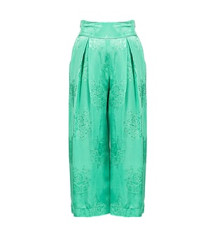 Estilo holgado
Con cintura alta
Longitud 3/4
Decorado con un estampado floral
Con un brillo sutil
En la parte trasera, una banda elástica ancha en la cintura
Pantalones anchos
Dos bolsillos laterales
Pliegues en la parte delantera
Hecho de tela de alta calidad