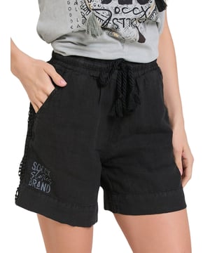 Ervaar de perfecte mix van stijl en comfort met deze zomerse shorts, speciaal ontworpen voor de moderne vrouw. De elastische tailleband, gecombineerd met een praktisch trekkoord, zorgt voor een pasvorm op maat en garandeert onbeperkte bewegingsvrijheid. De normale pasvorm flatteert elk figuur en biedt optimaal comfort. Twee steekzakken bieden niet alleen praktische opbergruimte voor je kleine spullen, maar benadrukken ook de casual look van deze shorts. Een extra achterzak voegt een functioneel tintje toe en rondt het ontwerp vakkundig af. Een bijzondere highlight is de liefdevol versierde zijnaad, die de shorts een uniek en vrouwelijk karakter geeft. Deze shorts zijn gemaakt van hoogwaardige materialen en beloven een comfortabel gevoel, zelfs op de warmste dagen. Ze zijn de ideale keuze voor ontspannen dagen in het park, ontspannen strandwandelingen of alledaagse wandelingen door de stad. Deze shorts van Soccx zijn een tijdloze klassieker die in geen enkele zomergarderobe mag ontbreken. Ze combineren naadloos comfort met modieuze flair en bewijzen dat je zelfs op warme dagen stijlvol en ontspannen kunt blijven.
