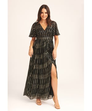 Este vestido negro de ensueño va a robar todas las miradas en esa próxima ocasión especial. Con un material impreso que brilla en plata, diseño de mangas de ángel, abertura lateral y un escote en V, combínalo con tacones con cordones para un look que nos encanta.
