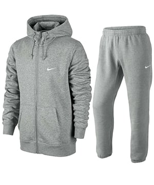 Ensemble de survêtement Nike Club pour homme avec fermeture éclair intégrale Swoosh Fleece comprenant un jogging à capuche. La combinaison dispose d'une capuche réglable pour une protection supplémentaire par temps froid. Intérieur en polaire brossée pour une sensation de douceur et de chaleur. Poignets et ourlet côtelés pour un ajustement parfait et une durabilité accrue. Logo Swoosh brodé sur la poitrine pour plus de style. Poches kangourou pour le rangement et pour garder les mains au chaud. Jogging élastique à revers. 2 poches latérales sur le bas. Poche arrière unique. La collection unique de vêtements de club de Nike a été spécialement conçue pour un usage quotidien.