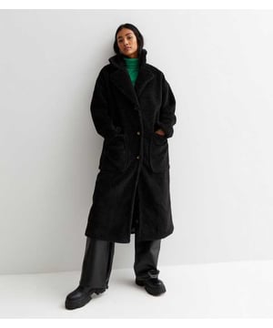 Este invierno no te pierdas este abrigo de piel cálido y cómodo con bolsillos a ambos lados y cierre de automáticos. Una prenda imprescindible para los inviernos londinenses. Añade un toque chic a tu atuendo esta temporada con este abrigo de piel sea cual sea la ocasión. Largo - 120 cm