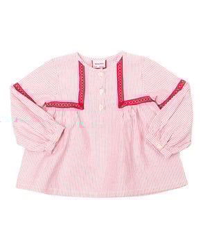 Camisa de manga larga.
Cuello redondo.
Cierre medio de botones en la parte delantera.
Puño con cierre de botón.
Corte acampanado
Costuras vistas a tono.
 Composición: 100% Algodón
 Cuidados:
- Lavar a máx. 30ºC.
- No usar lejía.
- Planchar a temperatura baja.
- Admite limpieza en seco.
- No usar secadora.