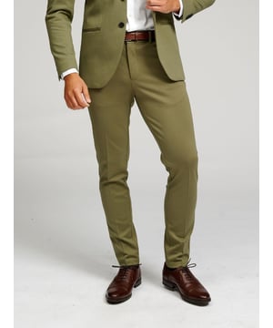 Die originale Performance Pants™ ist eine Hose mit modischem Look und hervorragender Funktionalität, mit der Sie den ganzen Tag lang einen hervorragenden Komfort genießen können. Diese Hose wird Ihnen zu einem Look verhelfen, der sowohl stilvoll als auch bequem ist, denn die grüne Hose passt in jeden Kleiderschrank und zu jedem Outfit. Bei TeeShoppen haben wir unsere Perform-Kollektion entwickelt, indem wir Kleidung aus dehnbaren, guten und weichen Materialien hergestellt haben, die den ganzen Tag über bequem zu tragen sind. Unser Ziel mit der Perform-Kollektion ist es, Kleidung für diejenigen zu machen, die hohe Ansprüche an die Funktionalität und Qualität ihrer Kleidung haben.

Hier sehen Sie eine Hose in der Farbe Grün. Die Hose hat eine schmale Passform. Das Modell ist auch in Regular fit erhältlich.

Welche Größe hat die Hose? Die Hosen können in 30 verschiedenen Größen ausgewählt werden. Siehe und wählen Sie die Größe unter "Größe". Die Größen sind für Männer angepasst.

Über TeeShoppen: Wir von TeeShoppen haben unsere eigene Produktpalette entwickelt. Das Ziel unseres Sortiments ist es, Ihnen die Möglichkeit zu geben, Ihre Garderobe mit einfacher und moderner Kleidung zu ergänzen. Aber auch wenn die Kleidung einfach ist, haben wir keine Kompromisse bei der Qualität oder dem Design gemacht. Unsere Kleidung ist einfach zu stylen und aus den besten Materialien hergestellt. So ist sichergestellt, dass Sie Kleidung erhalten, die bequem zu tragen ist und zu allen Gelegenheiten getragen werden kann. Sie sind auf der Suche nach zeitloser Kleidung für Männer und Frauen? Dann sind Sie bei uns genau richtig. Bei TeeShoppen zahlen Sie nicht für teure Marken und Kosten, sondern nur für Qualität und Service, der uns wichtig ist. Wir erweitern ständig unser Sortiment, so dass Sie bei uns immer die neueste Mode kaufen können.