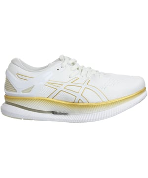 Die ASICS MetaRide Laufschuhe sind ein Beweis für modernste Laufschuhtechnologie. Sie wurden entwickelt, um außergewöhnlichen Komfort, Unterstützung und Effizienz für Läufer zu bieten, die ihre Leistung verbessern und einen geschmeidigeren und energieeffizienteren Schritt erleben möchten.

Hauptmerkmale:

 MetaRide-Technologie:  Die MetaRide-Trainer sind nach ihrer innovativen MetaRide-Technologie benannt. Diese bahnbrechende Technologie kombiniert ein gebogenes Sohlendesign mit einer präzisen Rocker-Geometrie. Sie reduziert die Bewegung des Sprunggelenks, was wiederum den Energieverlust während des Gangzyklus verringert. Das Ergebnis ist ein effizienterer Laufschritt, der Ihnen hilft, die Geschwindigkeit beizubehalten und die Ermüdung zu verringern, insbesondere bei Langstreckenläufen.

 lyteFoam Propel-Technologie:   Die Zwischensohle ist mit der FlyteFoam Propel-Technologie von ASICS ausgestattet, die für ihre leichte Dämpfung und Reaktionsfähigkeit bekannt ist. Sie sorgt für ein weiches und stützendes Laufgefühl und erhöht den Komfort bei Ihren Läufen.

 GEL-Dämpfung:   Die GEL-Dämpfung ist im Vorfuß- und Rückfußbereich eingearbeitet, um Stöße zu absorbieren und die Auswirkungen auf die Gelenke zu reduzieren und so einen reibungslosen und komfortablen Lauf zu gewährleisten.

 Atmungsaktives Obermaterial:   Das Obermaterial besteht aus atmungsaktiven Materialien, die eine gute Belüftung fördern, die Temperatur regulieren und Ihre Füße bei intensiven Läufen kühl halten.

 Abgeschrägtes Fersendesign:   Das abgeschrägte Fersendesign fördert eine effizientere und nach vorne geneigte Haltung und trägt zu einem energieeffizienteren Schritt bei.

 AHAR Gummilaufsohle:   Die Außensohle besteht aus ASICS High Abrasion Rubber (AHAR) für hervorragende Haltbarkeit und Traktion auf verschiedenen Oberflächen, damit Sie bei Ihren Läufen einen zuverlässigen Halt haben.