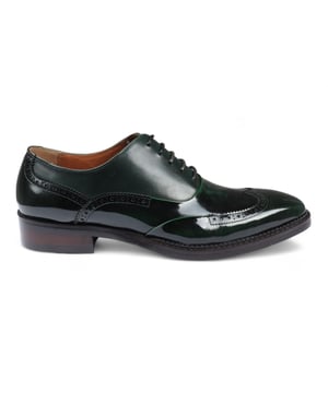 Causa una impresión audaz con los zapatos brogue de charol para hombre Justin Reess Harry en un llamativo color verde. Fabricados con charol verde vibrante, estos zapatos están diseñados para destacar y realzar tu atuendo formal. Con un diseño brogue clásico con perforaciones intrincadas y costuras decorativas, encarnan la elegancia y la sofisticación para cualquier ocasión. El cierre seguro con cordones permite un ajuste personalizado, lo que garantiza la comodidad durante todo el día. Fabricados con materiales de alta calidad y una artesanía experta, estos zapatos ofrecen durabilidad y longevidad, lo que los convierte en una elegante incorporación a tu guardarropa. Charol verde llamativo para una declaración audaz Diseño brogue clásico con perforaciones elegantes Cierre con cordones para un ajuste seguro y ajustable Construcción duradera para un uso duradero