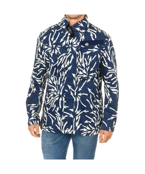 Chaqueta overshirt.
Color Azul estampado
Cuello alto.
Manga larga.
Cierre de cremallera y botones en parte delantera.
Cuatro bolsillos en parte delantera.
Puños con cierre de botón.
Logo relieve en manga.
Costuras vistas a tono.

Composición:
100% Algodón.

Instrucciones de lavado:
- Lavar máximo a 40º.
-No planchar.
- No permite usar secadora.
- No usar lejía.
- No admite el  lavado en seco.