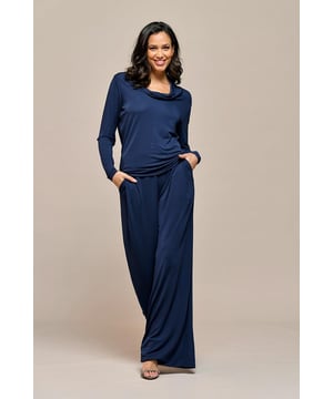 De Ivy palazzo broek van Mart Visser is dé blikvanger van de nieuwe zomercollectie. Deze elegante broek heeft een high-fashion silhouet met extra wijde rechte broekspijpen en een diepe marineblauwe kleur, wat zorgt voor een chique eigentijdse uitstraling. De donkerblauwe broek heeft een brede tailleband en ultra-wijd uitlopende pijpen die dankzij de lichtgewicht, luchtige viscose kwaliteit soepel vallen. Het draagcomfort wordt versterkt door het elastiek in de tailleband. Let vooral op de unieke designelementen, zoals de plooitjes in de tailleband en de steekzakken. Deze wijde broek is trendy, verfijnd en een echt modieus statement, een perfecte toevoeging aan je garderobe! Modetip: de broek is ook verkrijgbaar in een krachtige koraalrode kleur.
