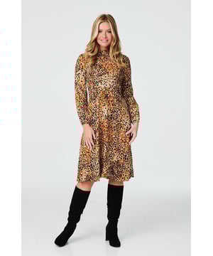 Stand out from the crowd in this ditsy printed tea dress. With a high round neck, a keyhole back detail, long sleeves and a flattering midi length skirt. Style with pointed heels and a tailored blazer for the office or with heeled wedges for a casual lunch look.