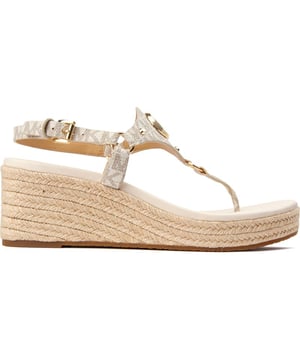 Ga de feestdagen in met de Michael Kors Casey Espadrille Wedge Sandaal, met een teenontwerp van zacht leer en een met jute omwikkelde zool en hak voor een boho-touch. De rubberen buitenzool geeft ondersteuning bij elke stap en de gouden MK-branding voegt een vleugje gouden weelde en designerstijl toe aan elke stap. Perfect met maxi-jurken of cropped jeans voor een resort-ready look.