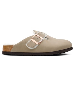 Nudefarbene Original Penguin Damen-Slipper mit Mohnblume, hergestellt aus Wildleder und einer Gummisohle. Merkmale: griffige Sohle, goldene Hardware und Kunstfellfutter.
