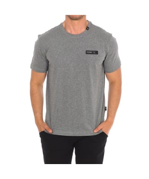 Plein Sport T-Shirt mit kurzen Ärmeln.
 Rundhalsausschnitt mit geripptem Abschluss.
 Markenprint auf der Vorderseite.
 Markeninsignien auf der Rückseite.
 Nähte im Farbton.
 Zusammensetzung: 100% Baumwolle
 Pflege:
Bei maximaler Temperatur von 30º waschen.
 Bei mittlerer Temperatur bügeln.
 Keinen Trockner verwenden.
 Kein Bleichmittel verwenden.
 Nicht chemisch reinigen.