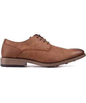 El zapato Fulham Derby de Soletrader es una gran adición a tu guardarropa diario. De la oficina a la ciudad. este alimento básico no te defraudará. Elaborado a partir de un material duradero. Parte superior marrón con detalles en el talón para mayor atractivo. Estos zapatos para hombre cuentan con cordones encerados delgados y ojales ciegos para una apariencia discreta además de ser antideslizantes. Suela con tachuelas para un mejor agarre cuando estás fuera de casa en los cambios de estación.