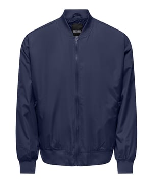 Dit bomberjack voor heren is de perfecte mix van tijdloze stijl en hoog draagcomfort. De normale pasvorm zorgt voor optimale bewegingsvrijheid, terwijl de klassieke opstaande kraag het ontwerp op een moderne manier afrondt. Dankzij de doorlopende ritssluiting is het jack gemakkelijk aan en uit te trekken. Zijzakken met ritssluiting bieden veilige opbergruimte voor je essentials en benadrukken de functionele kant van de jas. De elastische geribde manchetten en zoom zorgen voor een comfortabele pasvorm en beschermen tegen wind en kou. Het jack is gemaakt van hoogwaardige materialen, is ideaal om elke dag te dragen en kan op verschillende manieren worden gecombineerd. Perfect voor mannen die waarde hechten aan comfort, stijl en functionaliteit.