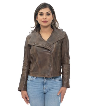 Wir stellen Ihnen unsere atemberaubende Leder-Bikerjacke mit einem Hauch von Futurismus und einem Wickelkragen vor, der sie von den anderen abhebt. Diese fachmännisch aus unserem weichsten und geschmeidigsten Schafnappaleder gefertigte Jacke verbindet klassischen Biker-Stil mit moderner Eleganz. Futuristischer Wickelkragen: Eine einzigartige Variante der traditionellen Bikerjacke. Die ungekerbten Revers bilden einen faszinierenden Schalwickel um den Hals und verströmen einen schicken und modernen Look. Diagonaler Reißverschluss vorne: Der abgedeckte, abgewinkelte YKK-Reißverschluss vorne reicht bis zum Kragen und verleiht dem Design der Jacke ein elegantes und kantiges Element. Funktionelle Reißverschlusstaschen: Eine schräge Reißverschlusstasche auf der Brust und zwei Reißverschlusstaschen an der Taille bieten sowohl Stil als auch Funktionalität und bieten sicheren Stauraum für Ihre wichtigsten Dinge. Verstellbare Bündchen: Die Bündchen mit Reißverschluss ermöglichen eine einfache Anpassung und die Möglichkeit, Handschuhe darunter zu ziehen, was für Komfort und Wärme bei kühlerem Wetter sorgt. Luxuriöse Innenausstattung: Die vollständig mit Satin gefütterte Innenseite unterstreicht die Premiumqualität der Jacke und sorgt für eine glatte und bequeme Passform, die das Tragen angenehm macht. Gönnen Sie sich den zeitlosen Charme unserer schwarzen Leder-Bikerjacke, einer perfekten Mischung aus klassischem Stil und futuristischem Flair, die Ihren Look aufwertet und Sie zu jeder Jahreszeit mühelos stilvoll und gemütlich hält.