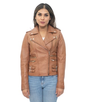 Diese zweireihige Bikerjacke ist aufgrund ihrer schlanken Eigenschaften und Silhouette, die für ein ausgesprochen stilvolles Erscheinungsbild sorgt, einer unserer Bestseller. Die Vorderseite der Jacke ist mit einer Vielzahl von Reißverschlusstaschen für zusätzlichen Stauraum und Charakter ausgestattet und verfügt zusätzlich über ein extravagantes, breites, fallendes Revers und Schulterklappen, die beide mit Druckknöpfen befestigt werden können. An den Hüften befinden sich Schnallenlaschen für zusätzlichen Komfort und ein schmal zulaufendes Erscheinungsbild, das durch die schmale Passform und das verkürzte Design dieser Jacke ergänzt wird. Wir bieten diese Jacke in einer großen Farbauswahl an, sodass Sie dieses Stück in dem Stil wählen können, der Ihren Vorlieben entspricht. • 100 % hochwertiges, ultraweiches Nappaleder • Hochwertiges Polyester-Mischfutter • Ausgestattet mit einem außermittigen YKK-Reißverschluss und einem breiten, fallenden Revers • Verfügt über 6 Außentaschen mit Reißverschluss und verstellbare Schnallenlaschen an der Hüfte