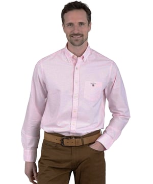 Confeccionados con algodón ligero y transpirable, estos Gant Originals cuentan con un cuello con botones y el logotipo clásico de la marca en el pecho. La camisa Oxford Regular Fit es una prenda básica clásica de estilo preppy que te acompañará durante los meses más cálidos y más allá.