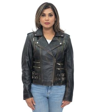 Esta chaqueta de motociclista cruzada es una de nuestras más vendidas debido a sus elegantes características y silueta que crean una apariencia distintivamente elegante. La parte delantera de la chaqueta está equipada con una variedad de bolsillos con cremallera para mayor almacenamiento y caracterización, y además cuenta con una solapa ancha con muescas extravagantes y charreteras que se pueden abrochar con botones a presión. Las lengüetas de hebilla se presentan en las caderas para mayor comodidad y para crear una apariencia cónica que se complementa con el diseño ajustado y acortado de esta chaqueta. Presentamos esta chaqueta en una gran variedad de colores para que pueda elegir esta pieza en el estilo que prefiera. • 100% cuero napa ultra suave de primera calidad • Forro de mezcla de poliéster de primera calidad • Equipada con cierre de cremallera YKK descentrado y solapa ancha con muescas • Cuenta con 6 bolsillos exteriores con cremallera y lengüetas de hebilla ajustables en las caderas