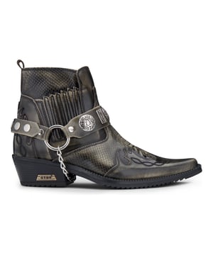 De winklepicker is een populaire stijl laarzen, gedragen sinds de jaren vijftig en door de tijd heen een favoriet onder Britse rock-'n-roll-artiesten. Dit paar is ontworpen in stijlvol tweekleurig bruin en bevat het onderscheidende kenmerk van de winklepicker, namelijk de scherpe puntige neus, evenals een traditioneel enkellaarssilhouet en een vintage Cubaanse hak van 5 cm. Dit stuk wordt gekenmerkt door de introductie van een stijlvolle slangenleertextuur, evenals gestikte paneelontwerpen bij de teen en hiel en een ruchesontwerp aan de zijkanten. Deze laars wordt gecompleteerd door de toevoeging van een drievoudige harnasriem, die is verbonden door een metalen ring en is voorzien van metalen badges en studs om een ​​opvallende esthetiek te creëren. • Gemaakt van echt rundleer met slangenhuidtextuur • Heeft een opvallende spitse neus Cubaanse hak van 5 cm en hoge enkelschacht • Metalen tri-harnasband • ETOR-logo verfraaid in de zool