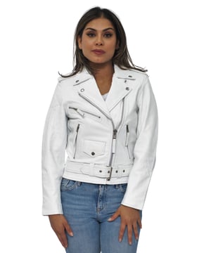 Esta chaqueta está imbuida de un aspecto contemporáneo con un motivo de cremallera, que en este caso aparece completamente en nuestro color plata pulido a mano. La parte delantera cruzada se cierra con una cremallera YKK en ángulo que tiene lengüeta para facilitar su uso, además, hay bolsillos con cremallera ubicados en la parte delantera de la chaqueta para contribuir a este aspecto moderno. Para almacenamiento adicional, hay un práctico bolsillo con solapa ubicado sobre un elegante cinturón a la vez que te permite ajustar el ajuste a tu gusto, con charreteras en los hombros y una solapa ancha con muescas que redondean este estilo elegante. • Fabricada en piel de vaca auténtica • Corte ajustado y más corto • Equipada con un cierre de cremallera YKK descentrado y solapa ancha con muescas • Cuenta con bolsillos y puños con cremallera con cinturón ajustable y charreteras en los hombros
