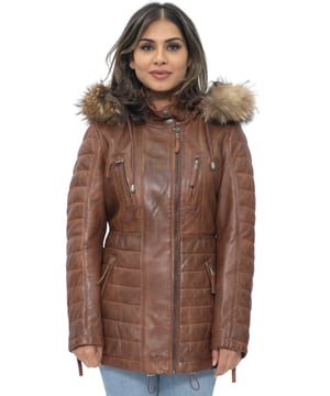 Esta parka de corte ajustado es una gran opción para el clima más frío, con una capucha de piel desmontable que no solo te mantiene abrigado sino que le da un aspecto exuberante a esta prenda. La parte delantera de la chaqueta está equipada con cuatro bolsillos con cremallera que tienen lengüetas para abrirlos fácilmente; también se pueden encontrar detalles acolchados adicionales en las mangas y la cintura de la chaqueta para un diseño lujoso que acentúa la estética suave proporcionada por nuestro acabado de napa premium. Un cuello alto que se puede abrochar con botones a presión redondea esta chaqueta, que la convierte en una excelente incorporación elegante a tu guardarropa de invierno. • 100 % piel de napa ultra suave de primera calidad • Cuenta con capucha de piel desmontable, cuatro bolsillos con cremallera y puños con cremallera • Cuello alto con detalles acolchados en la cintura y las mangas de la chaqueta