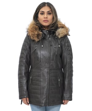 Esta parka de corte ajustado es una gran opción para el clima más frío, con una capucha de piel desmontable que no solo te mantiene abrigado sino que le da un aspecto exuberante a esta prenda. La parte delantera de la chaqueta está equipada con cuatro bolsillos con cremallera que tienen lengüetas para abrirlos fácilmente; también se pueden encontrar detalles acolchados adicionales en las mangas y la cintura de la chaqueta para un diseño lujoso que acentúa la estética suave proporcionada por nuestro acabado de napa premium. Un cuello alto que se puede abrochar con botones a presión redondea esta chaqueta, que la convierte en una excelente incorporación elegante a tu guardarropa de invierno. • 100 % piel de napa ultra suave de primera calidad • Cuenta con capucha de piel desmontable, cuatro bolsillos con cremallera y puños con cremallera • Cuello alto con detalles acolchados en la cintura y las mangas de la chaqueta