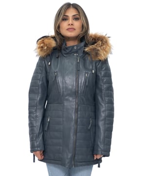 Esta parka de corte ajustado es una gran opción para el clima más frío, con una capucha de piel desmontable que no solo te mantiene abrigado sino que le da un aspecto exuberante a esta prenda. La parte delantera de la chaqueta está equipada con cuatro bolsillos con cremallera que tienen lengüetas para abrirlos fácilmente; también se pueden encontrar detalles acolchados adicionales en las mangas y la cintura de la chaqueta para un diseño lujoso que acentúa la estética suave proporcionada por nuestro acabado de napa premium. Un cuello alto que se puede abrochar con botones a presión redondea esta chaqueta, que la convierte en una excelente incorporación elegante a tu guardarropa de invierno. • 100 % piel de napa ultra suave de primera calidad • Cuenta con capucha de piel desmontable, cuatro bolsillos con cremallera y puños con cremallera • Cuello alto con detalles acolchados en la cintura y las mangas de la chaqueta