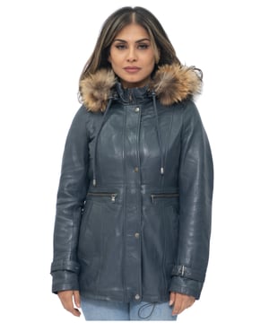 Una parka elegante que ofrece un aspecto más sencillo que nuestro estilo de Bruselas, para aquellos que prefieren una moda más minimalista y sofisticada. Esta chaqueta viene con una capucha forrada de piel, ideal para el invierno debido a su calidez y comodidad, al mismo tiempo que es un complemento elegante para esta prenda. Esta chaqueta cuenta con una bragueta con botones sobre el cierre de cremallera YKK que crea una estética más clásica. También hemos añadido hebillas a los puños para una mayor capacidad de ajuste para garantizar que las mangas sigan siendo transpirables durante el uso durante todo el día, así como dos cremalleras horizontales extendidas que recorren la cintura para proporcionar una gran cantidad de almacenamiento. • 100% piel de napa ultra suave de primera calidad • Cuenta con capucha de piel desmontable, dos grandes bolsillos exteriores y puños ajustables • Cuello alto de embudo que se puede abrochar con una cremallera YKK de longitud completa