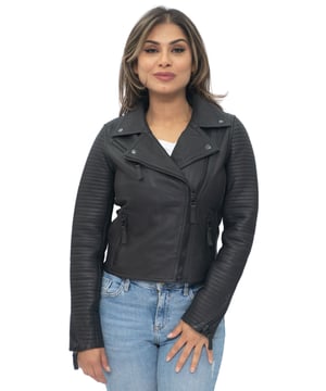 Esta elegante chaqueta de estilo Brando está diseñada para ser ajustada y tiene un largo más corto para complementar la forma y el tamaño de tu cuerpo. La parte delantera cruzada se abrocha con una cremallera YKK descentrada que conduce hasta la solapa con muescas, que se abre ampliamente aquí para lograr un aspecto extravagante. Las características distintivas de esta chaqueta son las mangas que están completamente acolchadas en un diseño acanalado para producir una estética llamativa y contemporánea. También hemos equipado esta chaqueta con tres bolsillos con cremallera para un almacenamiento seguro y de fácil acceso para cuando estés en movimiento. • 100% piel de napa ultra suave de primera calidad • Forro de mezcla de poliéster de primera calidad • Equipada con cierre de cremallera YKK descentrado y solapa ancha con muescas • Cuenta con 3 bolsillos exteriores con cremallera y detalles acolchados