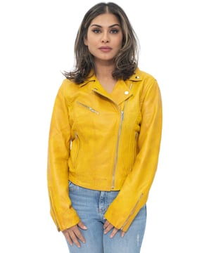 Esta chaqueta es una de nuestras más vendidas debido al atractivo atemporal de su diseño minimalista. Las características delanteras de la chaqueta se limitan a tres bolsillos sutiles que están equipados con cremalleras elaboradas con nuestro herraje de metal pulido a mano, lo que crea una estética discreta que la ha hecho tan popular. El estilo de la chaqueta se convirtió en icónico por Marlon Brando en los años 50 y es reconocible por el diseño cruzado que presenta una solapa ancha con muescas y una cremallera YKK descentrada. Esta chaqueta viene en una gama de colores para adaptarse a una variedad de preferencias, incluidos estilos atrevidos como amarillo, rojo y verde o, para looks más clásicos, negro, tostado y castaño, entre otros. • 100% piel de napa ultra suave de primera calidad • Corte ajustado y largo más corto • Equipada con cierre de cremallera YKK descentrado y solapa ancha con muescas • Cuenta con 3 bolsillos exteriores con cremallera y puños con cremallera