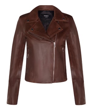 Esta chaqueta es una de nuestras más vendidas debido al atractivo atemporal de su diseño minimalista. Las características delanteras de la chaqueta se limitan a tres bolsillos sutiles que están equipados con cremalleras elaboradas con nuestro herraje de metal pulido a mano, lo que crea una estética discreta que la ha hecho tan popular. El estilo de la chaqueta se convirtió en icónico por Marlon Brando en los años 50 y es reconocible por el diseño cruzado que presenta una solapa ancha con muescas y una cremallera YKK descentrada. Esta chaqueta viene en una gama de colores para adaptarse a una variedad de preferencias, incluidos estilos atrevidos como amarillo, rojo y verde o, para looks más clásicos, negro, tostado y castaño, entre otros. • 100% piel de napa ultra suave de primera calidad • Corte ajustado y largo más corto • Equipada con cierre de cremallera YKK descentrado y solapa ancha con muescas • Cuenta con 3 bolsillos exteriores con cremallera y puños con cremallera