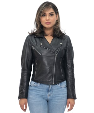 Esta elegante chaqueta Brando se caracteriza por su cremallera YKK descentrada en la parte delantera, que se combina con solapas anchas con muescas. El estilo de la chaqueta se realza con el llamativo color rojo que presentamos en esta pieza, que crea un aspecto llamativo. La introducción de cremalleras en los puños estilo guantelete añade capacidad de ajuste de las mangas, lo que permite remangarlas si lo desea para mayor comodidad. Para una mayor practicidad, también contamos con tres bolsillos seguros con cremallera en la parte delantera de la chaqueta, ubicados en el pecho y la cintura, y que están equipados con nuestro herraje de metal plateado pulido a mano para acentuar los bolsillos contra el cuerpo rojo de la chaqueta. • 100 % piel de napa ultra suave de primera calidad • Corte ajustado y más corto en una combinación de colores rojo intenso • Cuenta con 3 bolsillos exteriores con cremallera y puños estilo guantelete con cremallera