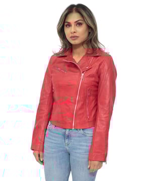 Esta chaqueta está imbuida de un aspecto contemporáneo con un motivo de cremallera, que en este caso aparece completamente en nuestro color plata pulido a mano. La parte delantera cruzada se cierra con una cremallera YKK en ángulo, con bolsillos con cremallera ubicados en la parte delantera de la chaqueta para contribuir a este aspecto moderno. Esta chaqueta, que recuerda a la chaqueta que Marlon Brando convirtió en un icono en los años 50, presenta una solapa ancha con muesca que se puede abrochar con charreteras con tachuelas y se presenta en el clásico color negro y tostado, así como en un rojo intenso, lo que la convierte en una pieza muy llamativa. • 100 % piel de napa ultra suave de primera calidad • Corte ajustado y longitud más corta • Equipada con un cierre de cremallera YKK descentrado y solapa ancha con muesca • Cuenta con 3 bolsillos exteriores con cremallera y puños con cremallera