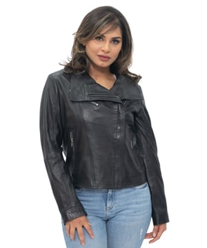 Wir stellen Ihnen unsere atemberaubende Leder-Bikerjacke mit einem Hauch von Futurismus und einem Wickelkragen vor, der sie von den anderen abhebt. Diese fachmännisch aus unserem weichsten und geschmeidigsten Schafnappaleder gefertigte Jacke verbindet klassischen Biker-Stil mit moderner Eleganz. Futuristischer Wickelkragen: Eine einzigartige Variante der traditionellen Bikerjacke. Die ungekerbten Revers bilden einen faszinierenden Schalwickel um den Hals und verströmen einen schicken und modernen Look. Diagonaler Reißverschluss vorne: Der abgedeckte, abgewinkelte YKK-Reißverschluss vorne reicht bis zum Kragen und verleiht dem Design der Jacke ein elegantes und kantiges Element. Funktionelle Reißverschlusstaschen: Eine schräge Reißverschlusstasche auf der Brust und zwei Reißverschlusstaschen an der Taille bieten sowohl Stil als auch Funktionalität und bieten sicheren Stauraum für Ihre wichtigsten Dinge. Verstellbare Bündchen: Die Bündchen mit Reißverschluss ermöglichen eine einfache Anpassung und die Möglichkeit, Handschuhe darunter zu ziehen, was für Komfort und Wärme bei kühlerem Wetter sorgt. Luxuriöse Innenausstattung: Die vollständig mit Satin gefütterte Innenseite unterstreicht die Premiumqualität der Jacke und sorgt für eine glatte und bequeme Passform, die das Tragen angenehm macht. Gönnen Sie sich den zeitlosen Charme unserer schwarzen Leder-Bikerjacke, einer perfekten Mischung aus klassischem Stil und futuristischem Flair, die Ihren Look aufwertet und Sie zu jeder Jahreszeit mühelos stilvoll und gemütlich hält.