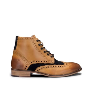 EspañolNuestras impresionantes Gatsby son las elegantes botas con cordones que todo hombre necesita para su guardarropa. Estas botas para hombre cuentan con una parte superior de cuero con detalles brogue en la punta de ala que le agregan un gran carácter, mientras que el cordón de 6 ojales en la parte delantera brinda un ajuste ajustable y seguro, con la comodidad de una cremallera interior, creando una pieza de calzado elegante pero práctica tanto para ocasiones elegantes como informales. Cosidas a mano con cuero marrón y gamuza azul marino, las botas Gatsby en marrón y azul marino agregan clase elegante y personalidad. En el interior de esta bota clásica, un forro de cuero y una plantilla ligeramente acolchada ofrecen mayor comodidad y soporte y se completan con una suela exterior de resina resistente. Esta fabulosa bota Gatsby de London Brogue es imprescindible para cualquiera que busque unas botas clásicas de estilo atemporal para hombre. Características: Parte superior de cuero Forro de cuero Diseño brogue con inserción de gamuza Cordón frontal Cremallera interior Plantilla acolchada Suela de resina Calzador gratis Limpiabotas gratis 2 bolsas para zapatos/polvo