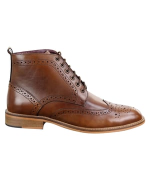 Unser atemberaubender Holmes ist der elegante Schnürstiefel, den jeder Mann für seine Garderobe braucht. Dieser Herrenstiefel verfügt über ein Obermaterial aus Leder mit Flügelspitzen-Brogue-Details, die ihm einen tollen Charakter verleihen, während die 6-Loch-Schnürung vorne für eine verstellbare und sichere Passform sorgt und so ein elegantes, aber praktisches Schuhwerk für elegante und lässige Anlässe schafft. Der aus Leder handgenähte Holmes-Stiefel verleiht elegante Klasse und Persönlichkeit. Ausgestattet mit einer strapazierfähigen Außensohle aus Kunstharz ist dieser fabelhafte Holmes-Stiefel von Cavani ein Muss für jeden, der auf der Suche nach klassischen, zeitlosen Herrenstiefeln ist. Eigenschaften: Obermaterial aus Leder, Brogue-Design, vordere Spitze, gepolstertes Fußbett, synthetische Sohle, Zusammensetzung: Obermaterial: Leder, Futter: PU, Sohle: synthetisch