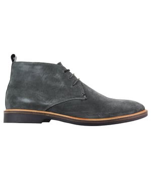 Onze prachtige Sahara is de elegante veterlaars die elke man nodig heeft voor zijn garderobe. Deze herenlaars heeft een bovenwerk van suède en veters met 3 veterogen aan de voorkant voor een verstelbare en veilige pasvorm, waardoor een slim maar praktisch schoeisel ontstaat voor zowel slimme als casual gelegenheden. De Sahara-laars is met de hand gestikt van suède en voegt elegante klasse en persoonlijkheid toe. Deze fantastische Sahara-laars van Cavani is afgewerkt met een slijtvaste hars-synthetische buitenzool en is een must-have voor iedereen die op zoek is naar klassieke, tijdloze herenlaarzen. Kenmerken: Suède bovenzijde voorkant met kant, gedempt voetbed, harszool Samenstelling: Bovenwerk: Suède Voering: PU Zool: synthetisch