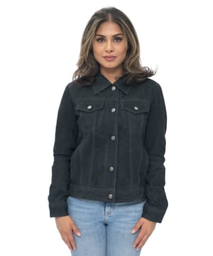 Wir stellen Ihnen unsere Denim-Jeansjacke aus Ziegenveloursleder für Damen vor, der Inbegriff von robustem und dennoch raffiniertem Stil. Diese aus weichem und geschmeidigem Ziegenveloursleder gefertigte Jacke bietet eine luxuriöse und samtige Textur. Die Jacke verfügt über zwei äußere Brusttaschen und zwei Hüfttaschen, die sowohl Funktionalität als auch Stil bieten. Mit spitzem Kragen und den Originalmerkmalen einer Trucker-Jeansjacke strahlt sie einen zeitlosen und vielseitigen Look aus. Die schrägen Nähte, die von der Taille bis zur Brust verlaufen, sorgen für eine schmeichelhafte Silhouette und verleihen einen Hauch von Modernität. Diese Jeansjacke aus Ziegenveloursleder für Damen ist in zwei modischen Farben erhältlich und ein Must-Have-Teil, das mühelos Komfort, Haltbarkeit und raffinierten Stil vereint. • Weiche und geschmeidige Ziegenvelourslederkonstruktion für ein luxuriöses Tragegefühl. • Zwei Außentaschen auf der Brust und zwei Hüfttaschen für praktische Aufbewahrung. • Spitzer Kragen für einen klassischen und vielseitigen Look. • Originalmerkmale einer Trucker-Jeansjacke für einen authentischen Touch. • Schräge Nähte ab der Taille Bis zur Brust für eine schmeichelhafte Silhouette und moderne Ausstrahlung.