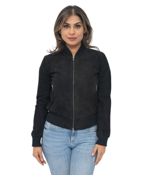 Presentamos nuestra chaqueta universitaria MA-1 de piel de ante de cabra para mujer, una combinación perfecta de estilo deportivo y sofisticado. Confeccionada en piel de ante de cabra suave y flexible, esta chaqueta ofrece una textura lujosa y aterciopelada. La chaqueta cuenta con dos bolsillos exteriores en la cintura, que proporcionan funcionalidad y un toque moderno. Con cuello, puños y dobladillo de punto acanalado, exuda un aspecto clásico de chaqueta universitaria con mayor comodidad. Disponible en dos colores de moda, esta chaqueta es versátil para varios atuendos y ocasiones. Las cremalleras YKK garantizan durabilidad y funcionalidad suave, lo que se suma a la calidad general de la chaqueta. Nuestra chaqueta universitaria MA-1 de piel de ante de cabra para mujer es una pieza destacada que combina sin esfuerzo estilo, comodidad y atractivo atemporal. • Construcción de piel de ante de cabra suave y flexible para una sensación de lujo • Dos bolsillos exteriores en la cintura para un almacenamiento conveniente • Cuello, puños y dobladillo de punto acanalado para un aspecto clásico de chaqueta universitaria y mayor comodidad • Disponible en dos colores de moda para opciones de estilo versátiles • Cremalleras YKK para durabilidad y funcionalidad suave.