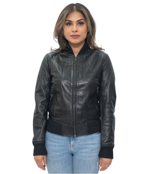 Prepárate para lucir el estilo icónico con nuestra chaqueta universitaria de cuero MA-1 para mujer. Confeccionada en piel de napa de cordero suave y flexible, esta chaqueta ofrece una sensación lujosa y cómoda. Cuenta con dos bolsillos exteriores en la cintura para un almacenamiento conveniente y un fácil acceso a tus elementos esenciales. Con cuello, puños y dobladillo de punto acanalado, exuda un aspecto clásico de chaqueta universitaria a la vez que proporciona un ajuste ceñido. Disponible en dos elegantes colores, esta chaqueta te permite expresar tu estilo personal. Las cremalleras YKK garantizan durabilidad y funcionalidad suave, lo que se suma a la calidad general de la chaqueta. Nuestra chaqueta universitaria de cuero MA-1 para mujer es una pieza atemporal que combina moda, comodidad y versatilidad sin esfuerzo. Características de diseño: • Construcción de piel de napa de cordero suave y flexible • Dos bolsillos exteriores en la cintura para un almacenamiento conveniente • Cuello, puños y dobladillo de punto acanalado para un aspecto clásico de chaqueta universitaria • Disponible en dos elegantes colores • Cremalleras YKK para durabilidad y funcionalidad suave.