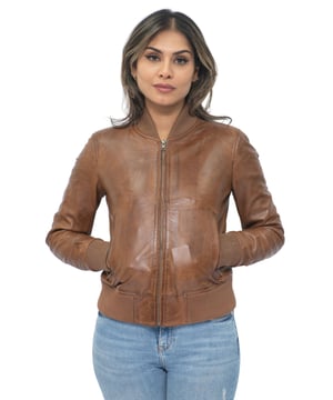 Prepárate para lucir el estilo icónico con nuestra chaqueta universitaria de cuero MA-1 para mujer. Confeccionada en piel de napa de cordero suave y flexible, esta chaqueta ofrece una sensación lujosa y cómoda. Cuenta con dos bolsillos exteriores en la cintura para un almacenamiento conveniente y un fácil acceso a tus elementos esenciales. Con cuello, puños y dobladillo de punto acanalado, exuda un aspecto clásico de chaqueta universitaria a la vez que proporciona un ajuste ceñido. Disponible en dos elegantes colores, esta chaqueta te permite expresar tu estilo personal. Las cremalleras YKK garantizan durabilidad y funcionalidad suave, lo que se suma a la calidad general de la chaqueta. Nuestra chaqueta universitaria de cuero MA-1 para mujer es una pieza atemporal que combina moda, comodidad y versatilidad sin esfuerzo. Características de diseño: • Construcción de piel de napa de cordero suave y flexible • Dos bolsillos exteriores en la cintura para un almacenamiento conveniente • Cuello, puños y dobladillo de punto acanalado para un aspecto clásico de chaqueta universitaria • Disponible en dos elegantes colores • Cremalleras YKK para durabilidad y funcionalidad suave.