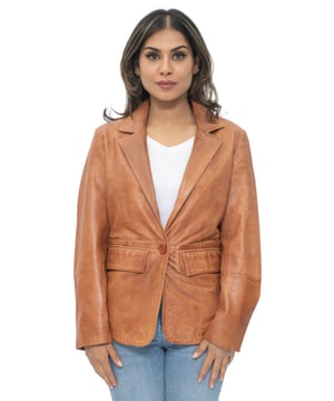 Mejora tu estilo con nuestra chaqueta blazer de cuero para mujer. Confeccionada en napa de cordero suave y flexible, esta chaqueta ofrece una sensación lujosa y cómoda. Cuenta con dos bolsillos exteriores en la cintura para un toque de funcionalidad y estilo adicional. Disponible en dos colores impresionantes, esta chaqueta te permite expresar tu gusto personal. El cuello presenta solapas con muescas, lo que agrega un toque sofisticado al diseño general. Con un cierre de un botón, esta chaqueta estilo blazer rezuma elegancia y versatilidad. Ya sea que te dirijas a la oficina o salgas a pasar una noche en la ciudad, nuestra chaqueta blazer de cuero para mujer es la elección perfecta. • Construcción de napa de cordero suave y flexible • Dos bolsillos exteriores en la cintura para un toque de funcionalidad • Disponible en dos colores impresionantes • Solapas con muescas en el cuello para una apariencia sofisticada • Cierre de un botón para elegancia y versatilidad.